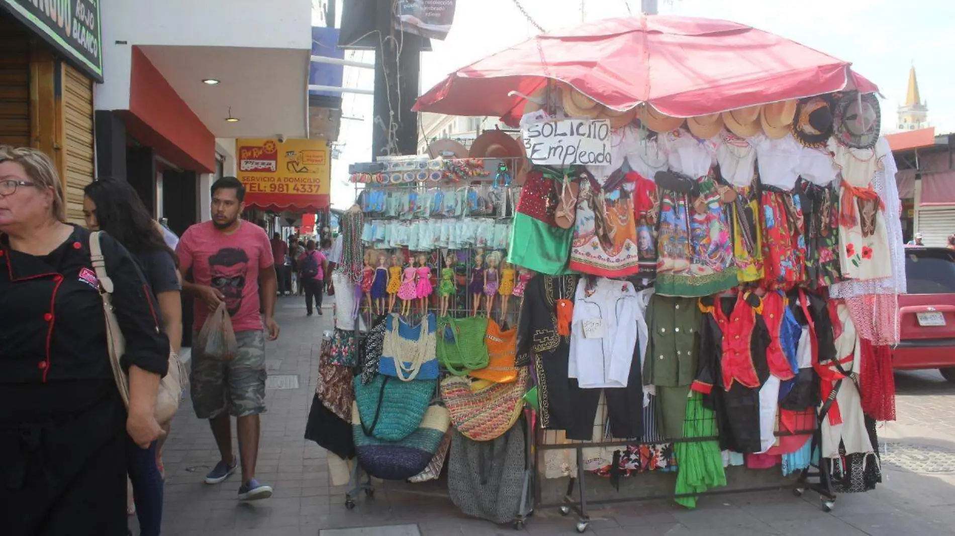 En los comercios del Centro de la ciudad ofrecen trajes típicos alusivos a la fecha